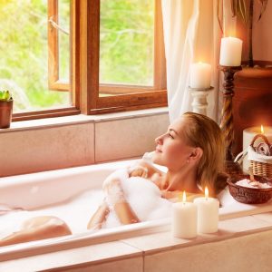 Galerie Foto 5 - Frau in der Badewanne bei offenem Fenster