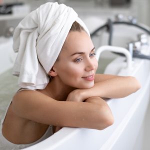 Frau in Badewanne mit Handtuch